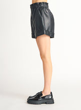 Charger l&#39;image dans la galerie, Short cuirette noir black tape - 2222200 T
