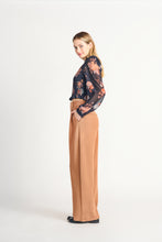 Charger l&#39;image dans la galerie, Blouse floral tauve Black tape - 2223504 T - floral tauve
