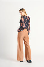 Charger l&#39;image dans la galerie, Blouse floral tauve Black tape - 2223504 T - floral tauve
