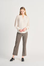 Charger l&#39;image dans la galerie, Blouse beige black tape - 2223718T- beige Clair
