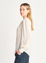 Charger l&#39;image dans la galerie, Blouse beige black tape - 2223718T- beige Clair
