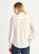 Charger l&#39;image dans la galerie, Blouse beige black tape - 2223718T- beige Clair
