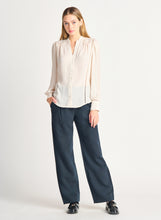 Charger l&#39;image dans la galerie, Blouse beige black tape - 2223718T- beige Clair
