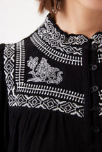 Charger l&#39;image dans la galerie, Blouse noir broderie Garcia - H30236
