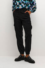 Charger l&#39;image dans la galerie, Pantalon cargo noir KAFFE - 10507859-black deep
