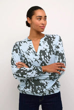 Charger l&#39;image dans la galerie, Blouse - Kaffe - 10507919 - Grey/blue graphic

